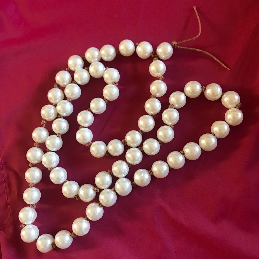 Pearls long necklace and lip gloss